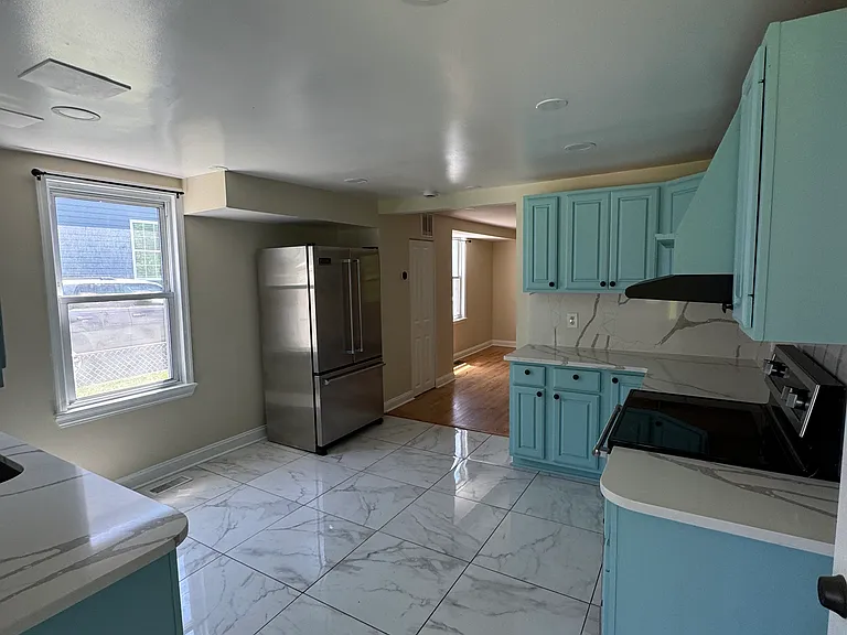 2427 Wythe Ave — Photo 6