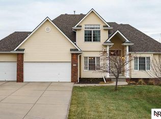 702 S Fillmore Cir, Papillion, NE 68046