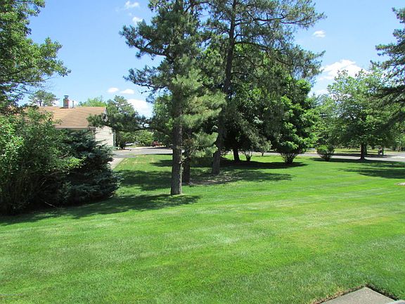 4th image of 4 Edgewater Dr