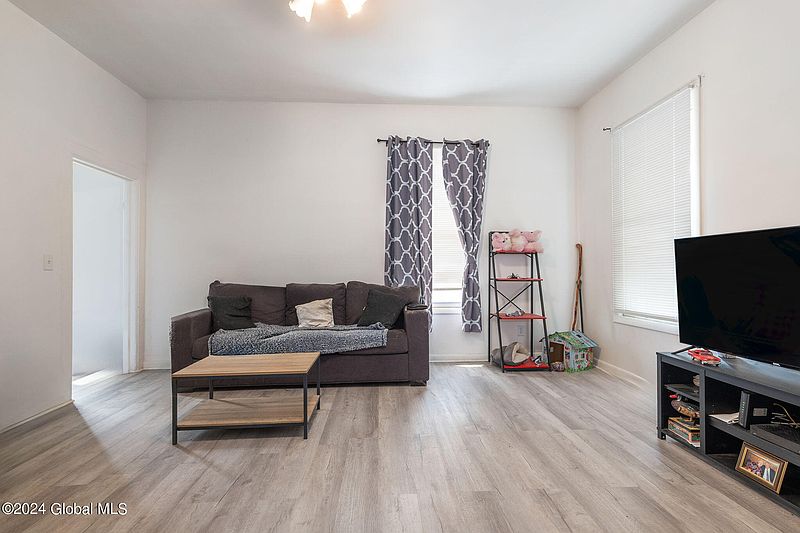 4th image of 43 Lincoln Avenue
