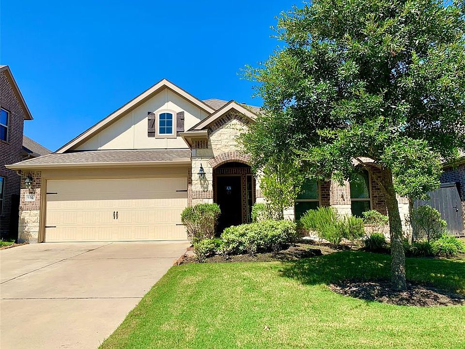 Gorgeous 1-story Lennar "Onyx" floorplan features 3 bedrooms and 2 baths and an open concept that is perfect for entertaining. Beautiful mature landscaping with an elegant brick and stone elevation make this a pleasure to come home to!