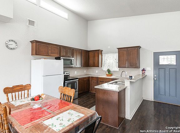 4th image of 3102 Vista Lake St