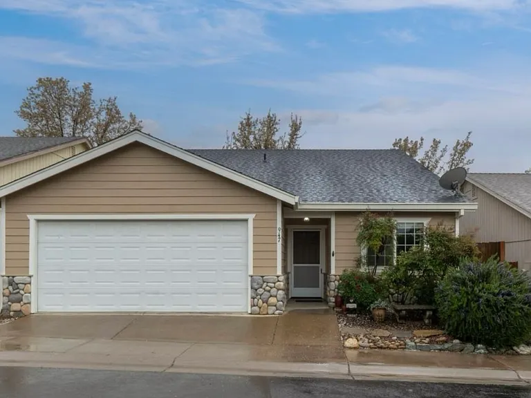 947 Country Ln — Photo 1