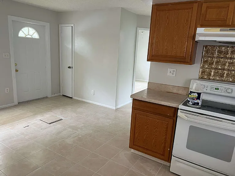 1641 Linwood Ave — Photo 7