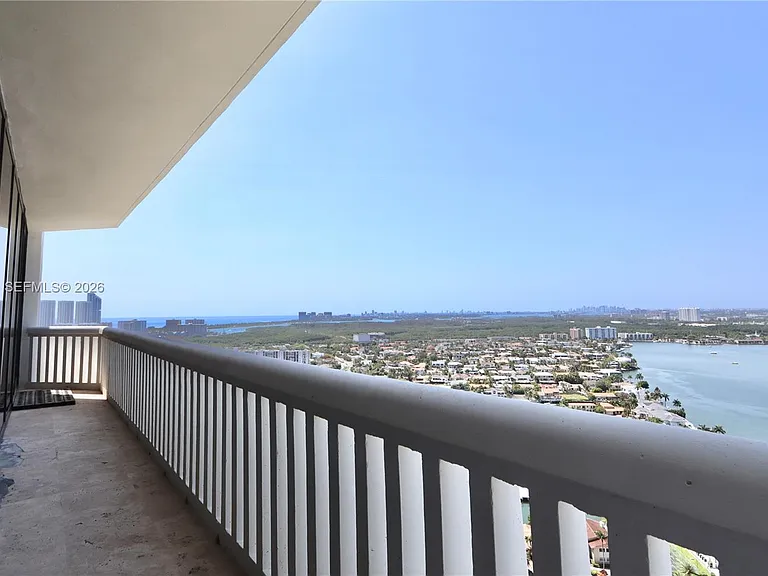 1000 Island Blvd #Penthouse 2 — Photo 13