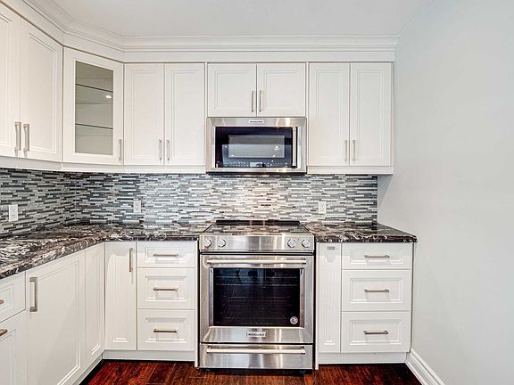 3rd image of 18166 Leslie St