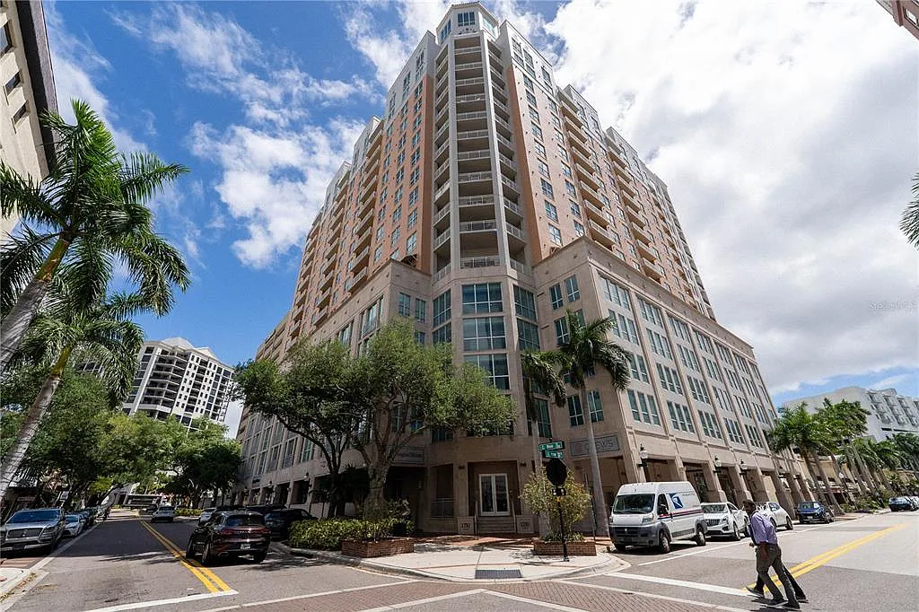 1 bed, 1.0 bath, 967 sqft, $3,000 — Photo 1