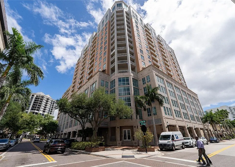 1350 Main St #200