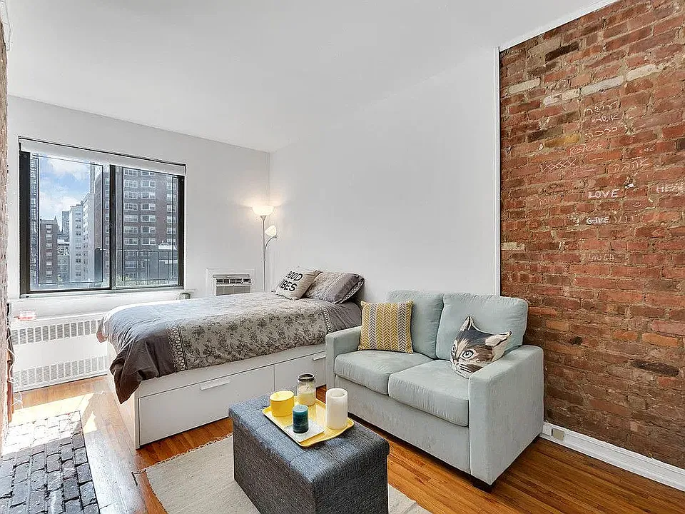 210 E 21st St #6B