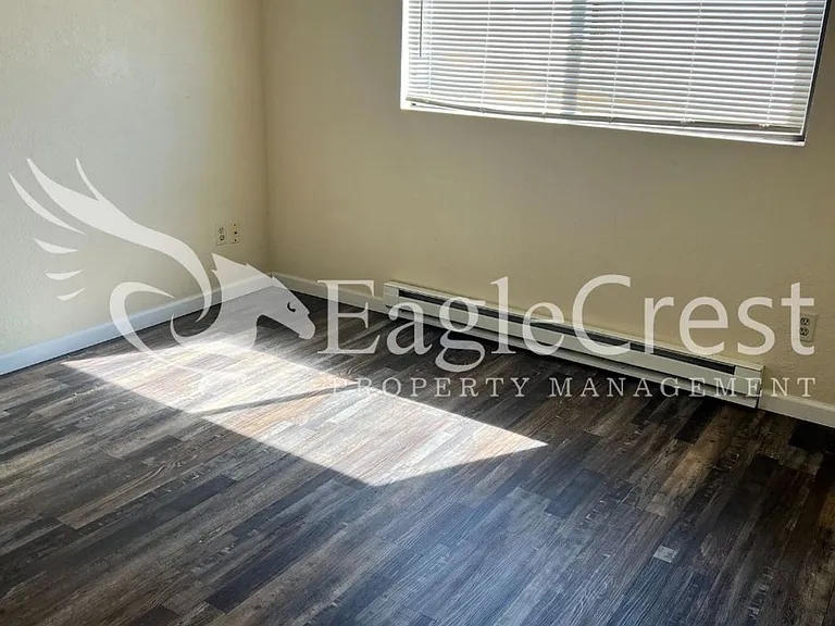 320 NE C St — Photo 13