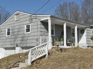 13 Pawnee Trl, Oak Ridge, NJ 07438