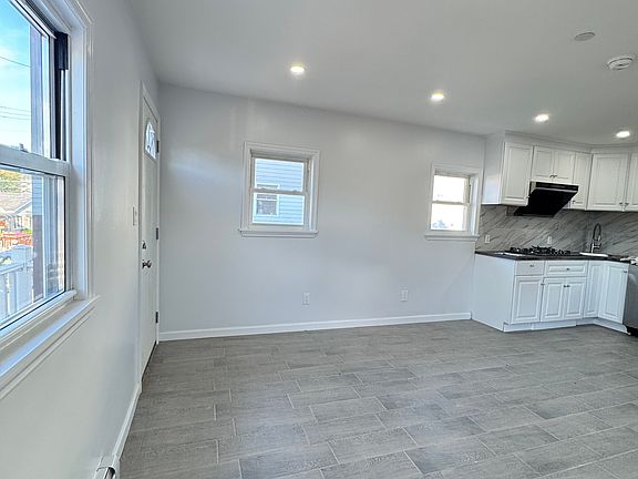 3rd image of 34 Seafoam St