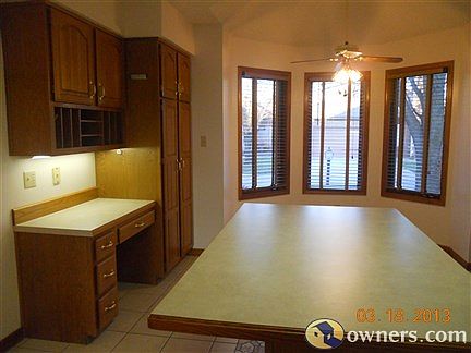 Kitchen w/ Brkfst Nook & built in desk