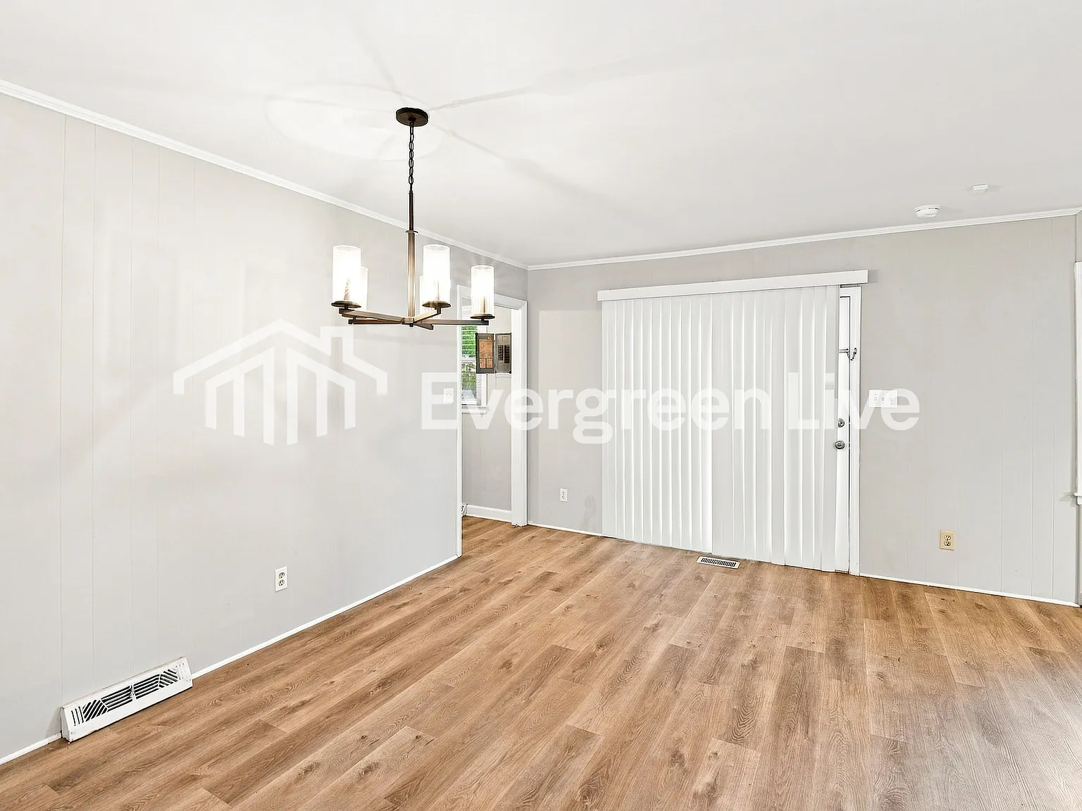 3 bed, 2.0 bath, 1834 sqft, $2,045 — Photo 4