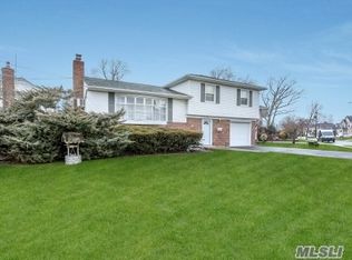 11 Beverly Pl, Massapequa, NY 11758