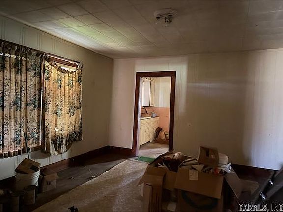 4th image of 215 E Cross St