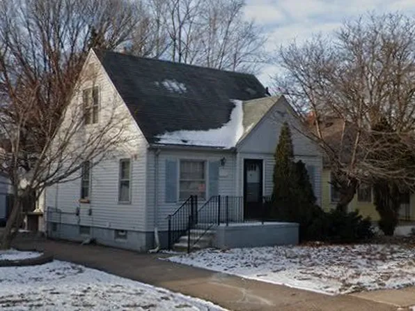 20212 Washtenaw St, Harper Woods, MI 48225