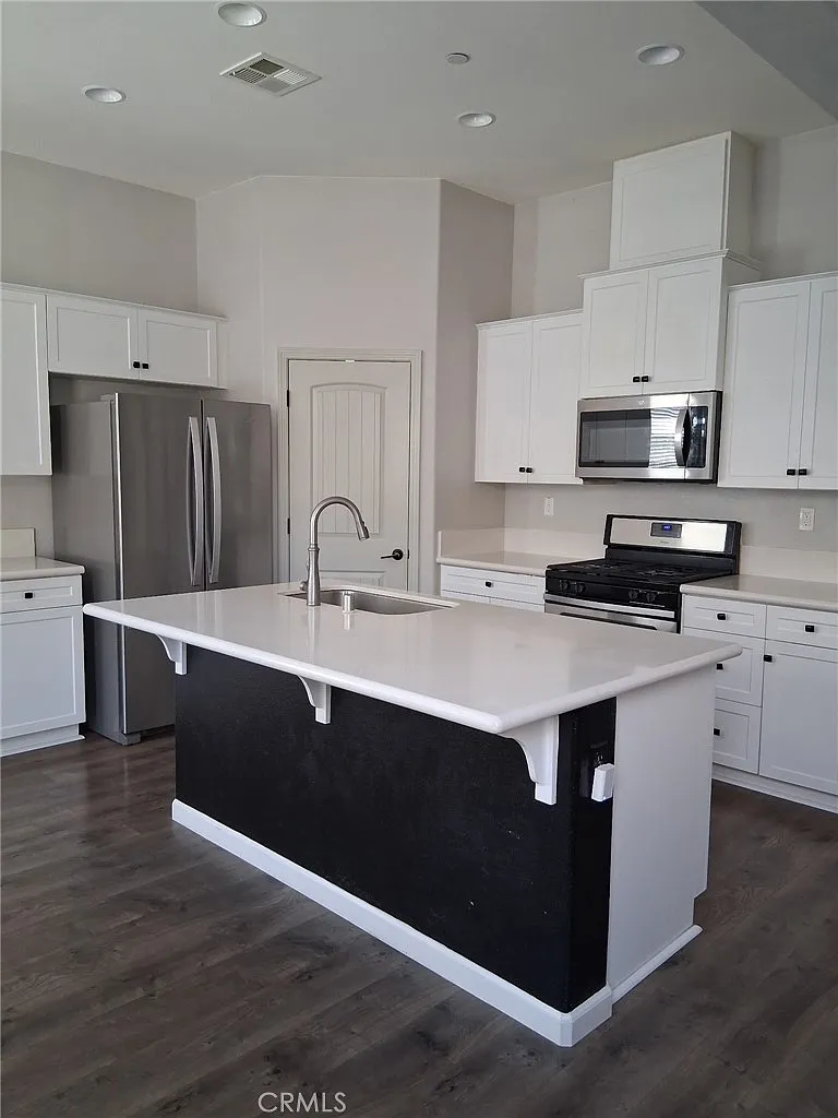 3 bed, 1893 sqft, $4,000 — Photo 4
