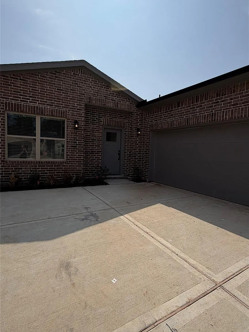 3 bed, 2.5 bath, 2284 sqft, $2,700 — Photo 1