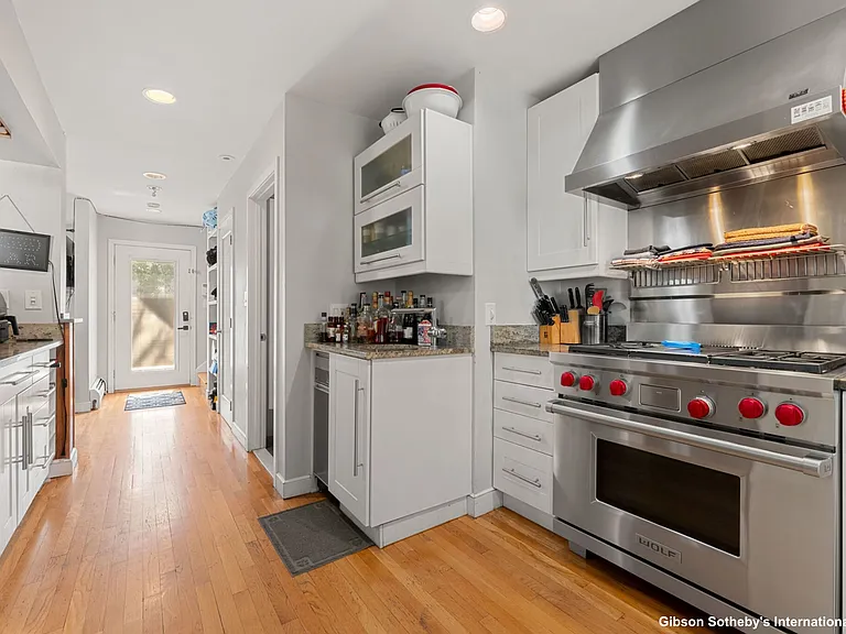 304 W 3rd St — Photo 2