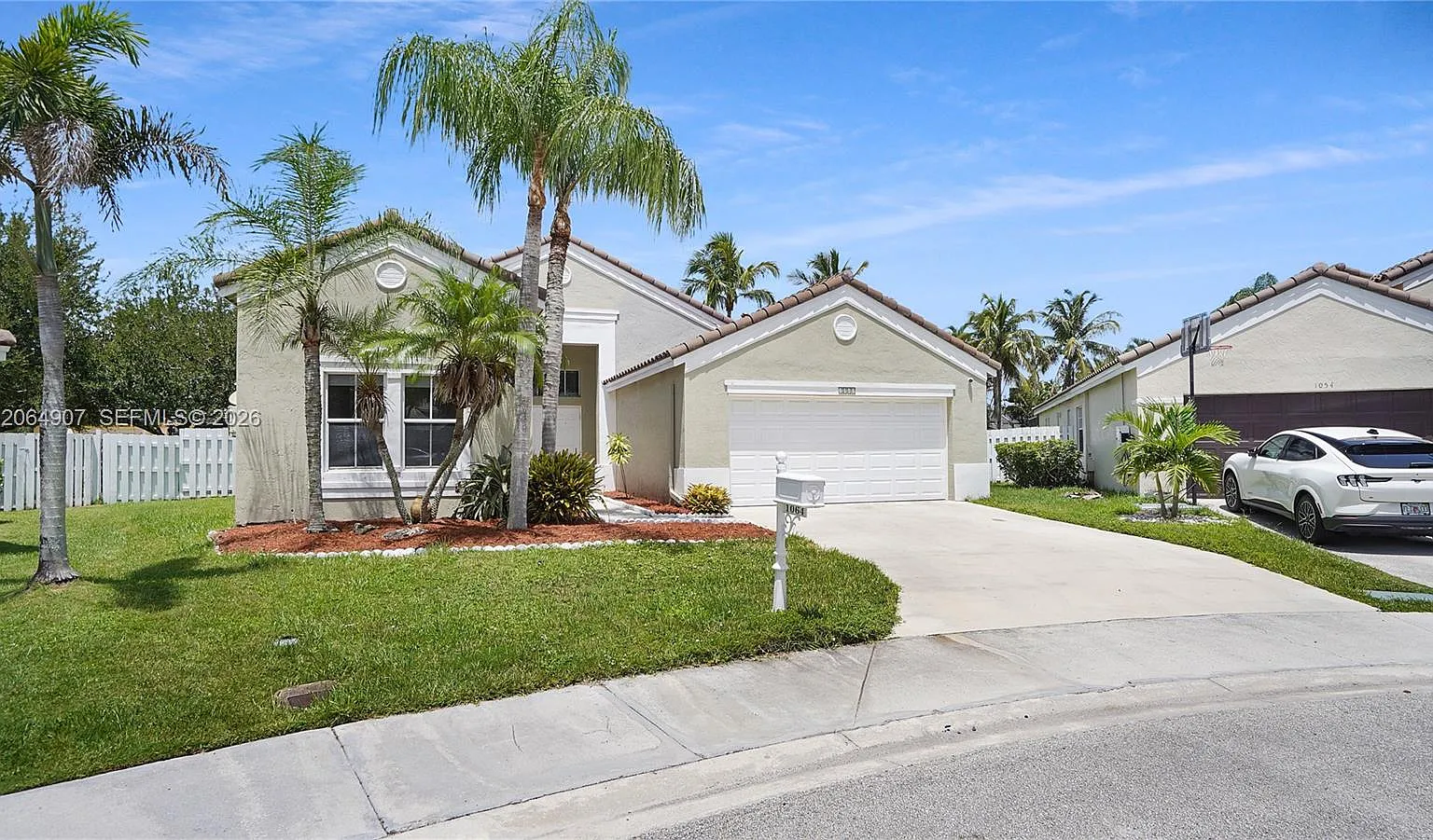 4 bed, 2.5 bath, 2055 sqft, $5,800 — Photo 2