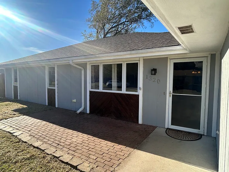 1320 Parkside Dr — Photo 2