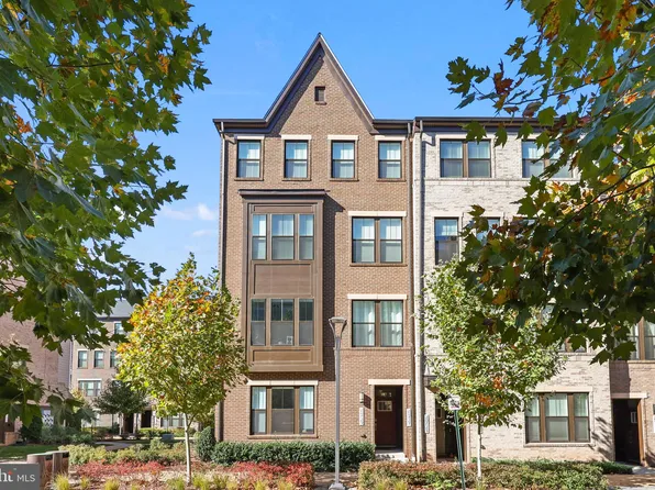 20727 Heron Landing Dr, Sterling, VA 20166