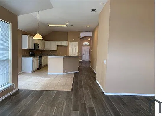 4 bed, $2,900 — Photo 2