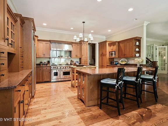 4th image of 557 Kelly Ave
