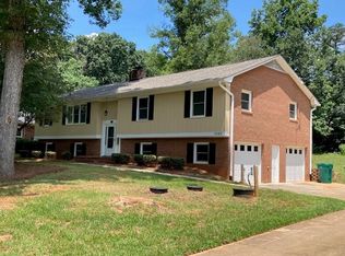 1065 Vienna Forest Dr, Pfafftown, NC 27040