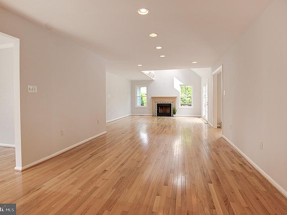 4th image of 3028 Emerald Chase Dr