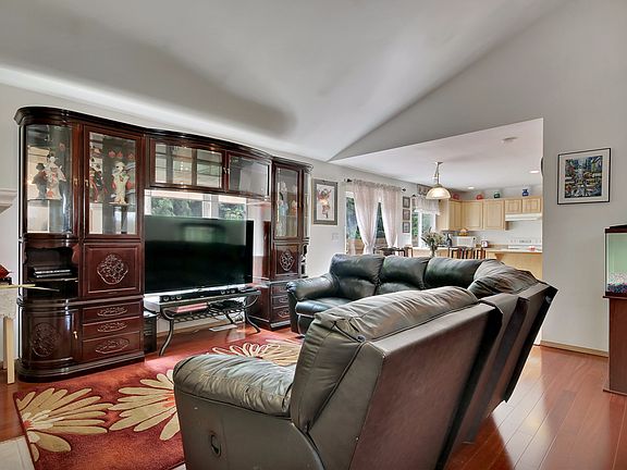5th image of 6278 Alexis Dr NE
