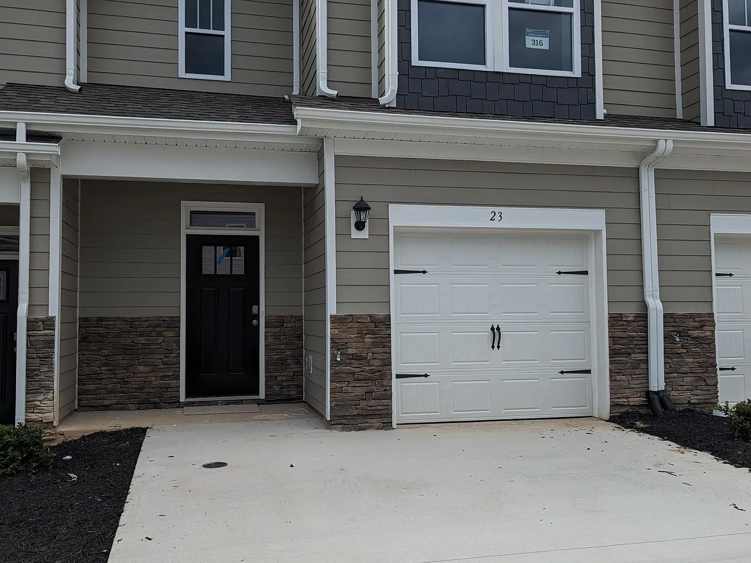 3 bed, 2.5 bath, 1674 sqft, $2,300 — Photo 1
