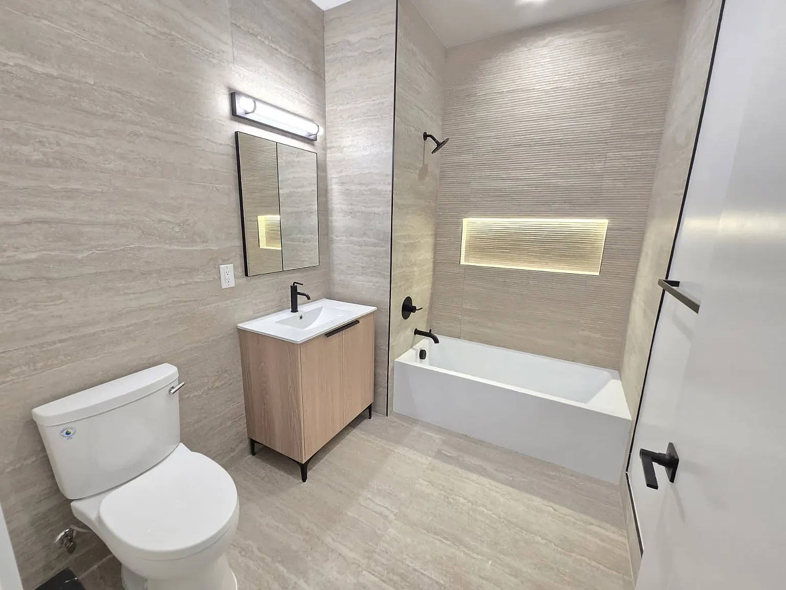 2 bed, 909 sqft, $2,950 — Photo 3