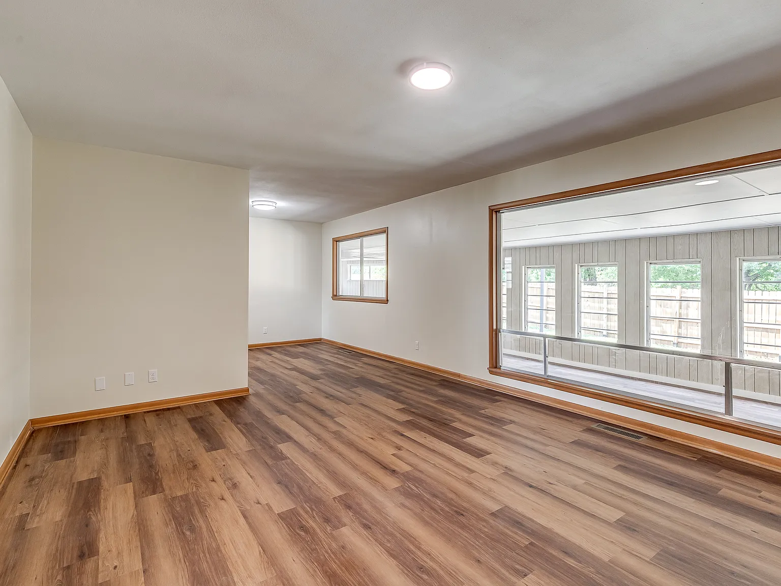 1924 E McElroy Rd — Photo 2