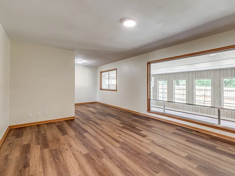 1924 E McElroy Rd — Photo 2