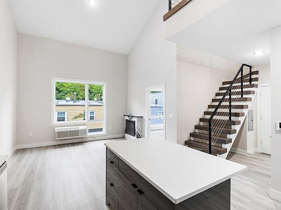 4th image of 26 Grand St #4