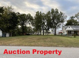 216 NE 2nd St, Wagoner, OK 74467