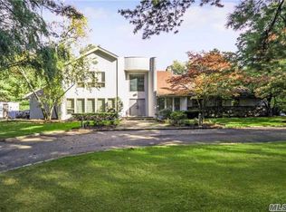 3 Ballantine Ln, Great Neck, NY 11024