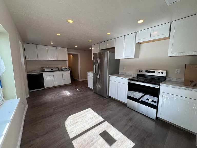 818 N Buffalo Dr — Photo 2