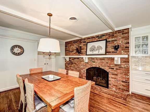 Breakfast Area/Fireplace