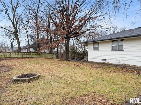 4th image of 203 S Barrington Dr