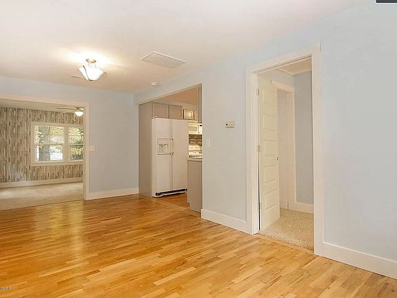 5th image of 3139 N Lakeshore Dr