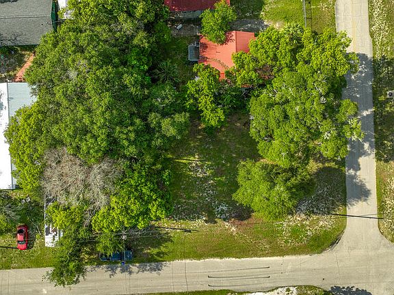 5th image of 310 NW 10th St