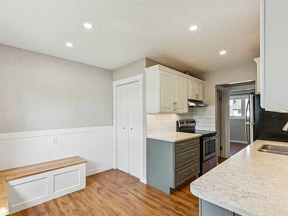 4th image of 727 SE Ranchview Cir NW