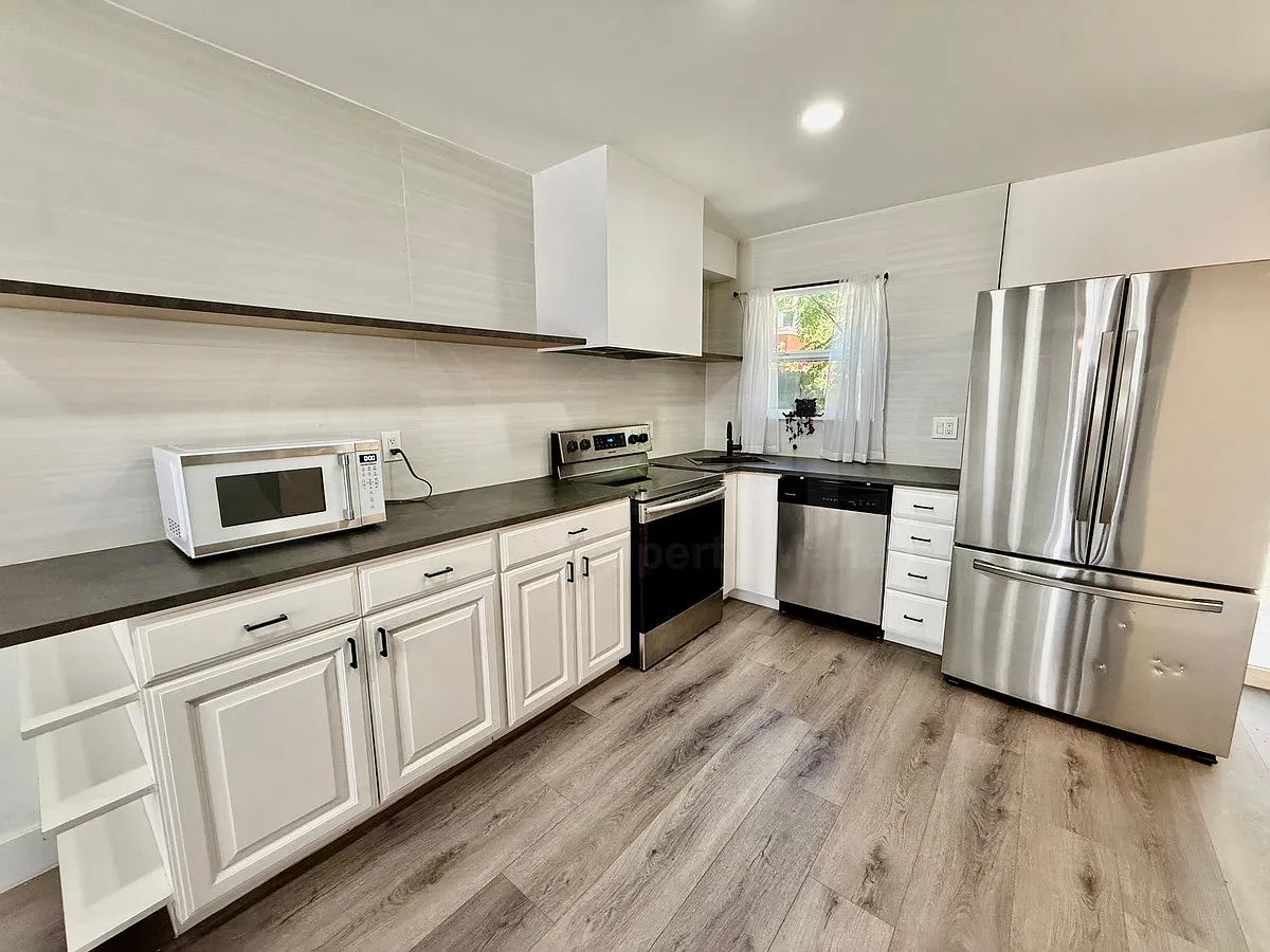 2 bed, 1.5 bath, 1048 sqft, $1,799 — Photo 2