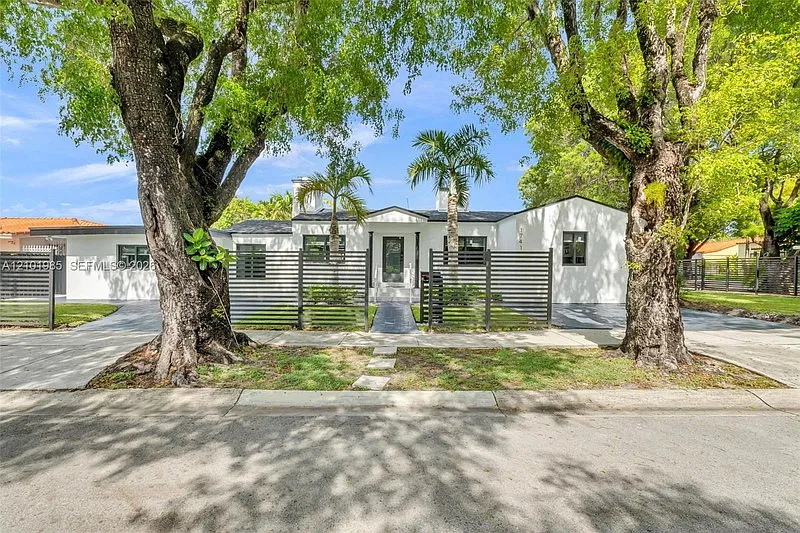1741 SW 17th Ct Unit 1741 — Photo 1