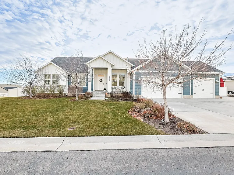 2098 E Elkhorn Rd — Photo 2