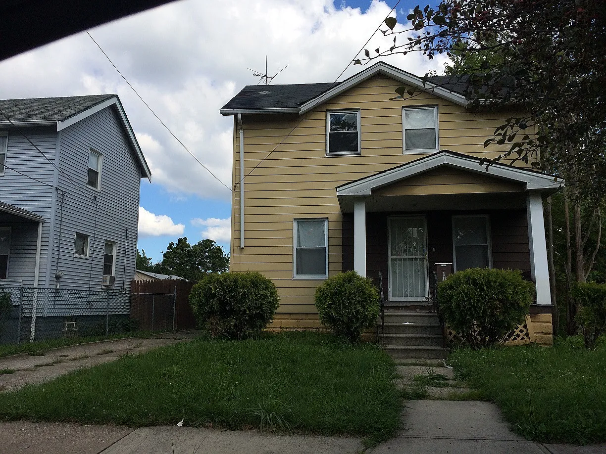 10421 Nelson Ave photo 1