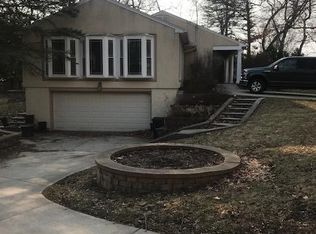 887 Featherstone Dr, Fontana, WI 53125